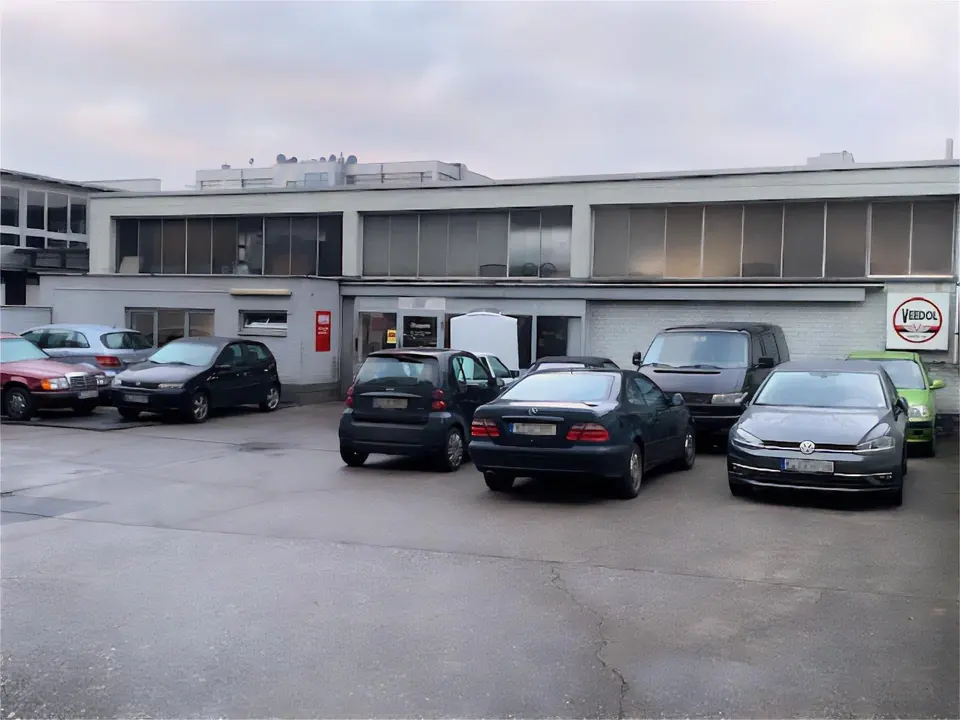 Zahlreiche Fahrzeuge auf dem Hof der Werkstatt.