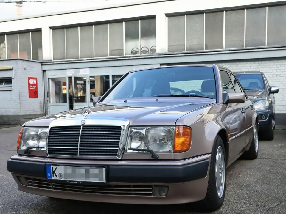 Ein Mercedes-Benz parkt vor dem Werkstattgebäude.