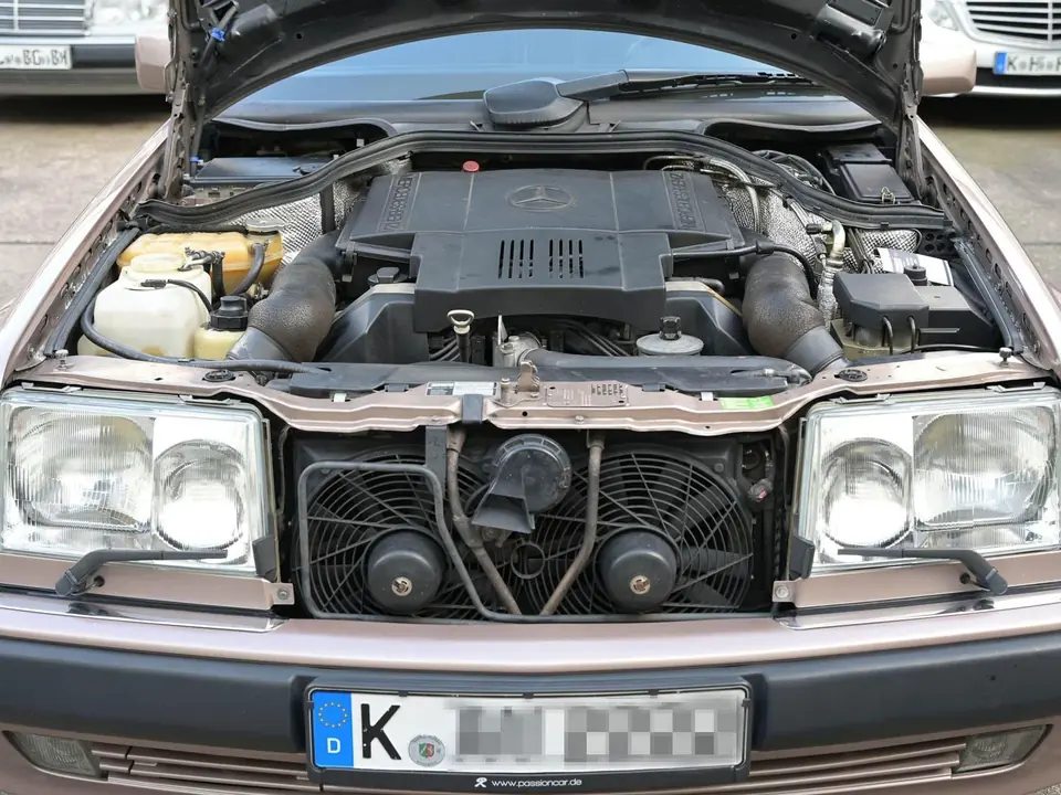 Ein Fahrzeug mit geöffneter Motorhaube und Kölner Kennzeichen.