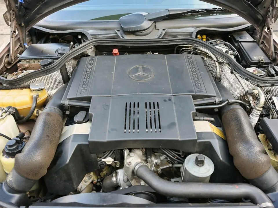 Nahaufnahme eines geöffneten Mercedes-Benz Motorraums.