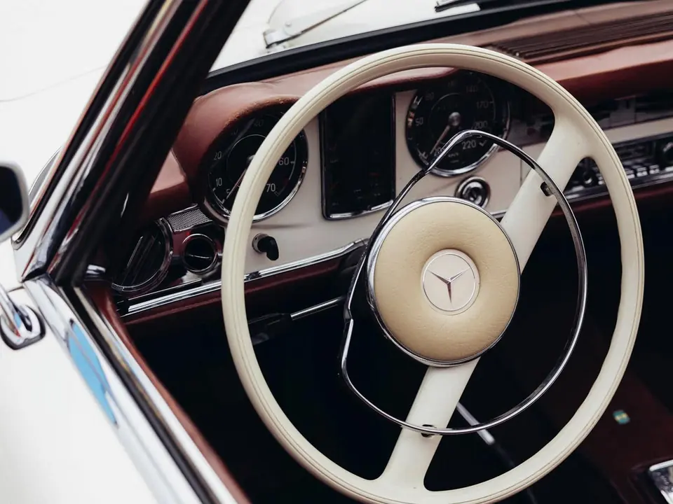 Nahaufnahme eines klassischen Mercedes-Benz Lenkrads.