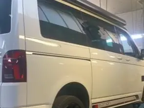 Heckansicht eines weißen Transporters auf der Hebebühne.