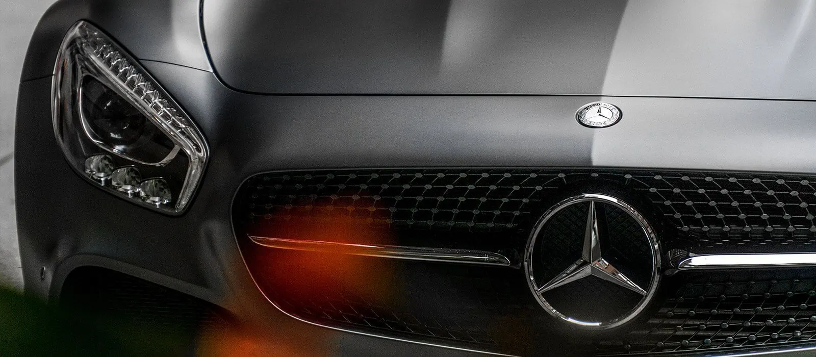 Nahaufnahme der Frontpartie eines Mercedes-Benz.