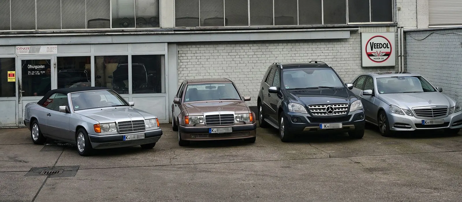 Kundenfahrzeuge parken vor dem Werkstattgebäude in der Aachener Straße.