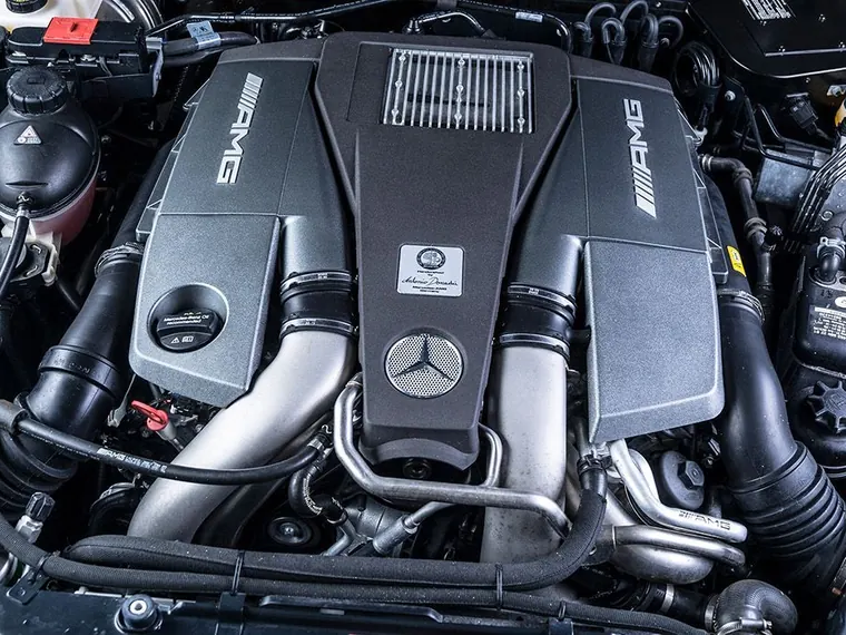 Geöffneter Motorraum eines Mercedes-Benz in der Werkstatt.
