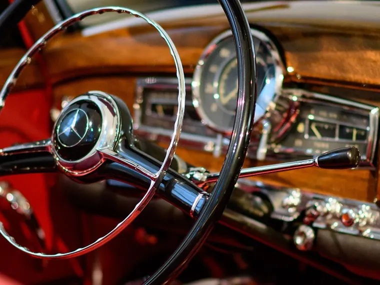 Lenkrad und Armaturenbrett eines Mercedes-Benz Oldtimers.